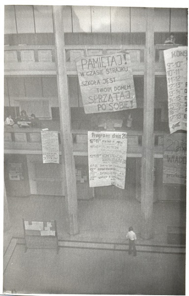 transparenty strajkowe rozwieszone w auli budynku