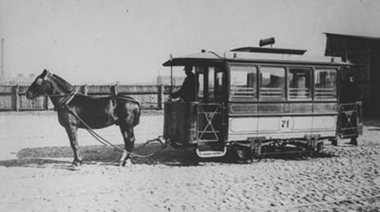 Tramwaj konny w Warszawie, prekursor tramwaju elektrycznego. Wprawdzie w 1906 r. trzeba było kupić w Niemczech wozy elektryczne i rozpiąć nad nimi trakcję elektryczną, ale dotychczas używane torowiska pozostały