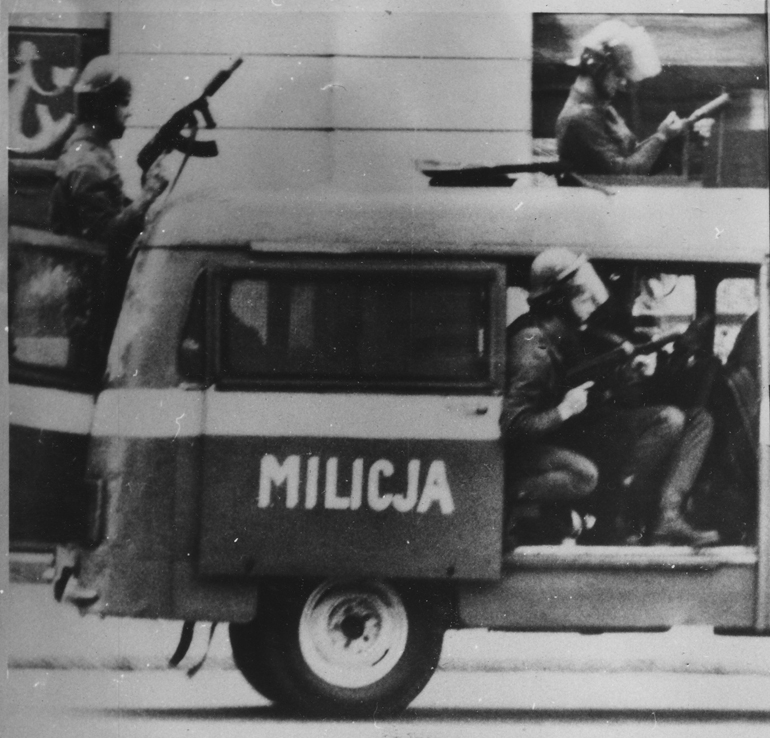 Na zdjęciu wóz milicji z uzbrojonymi milicjantami