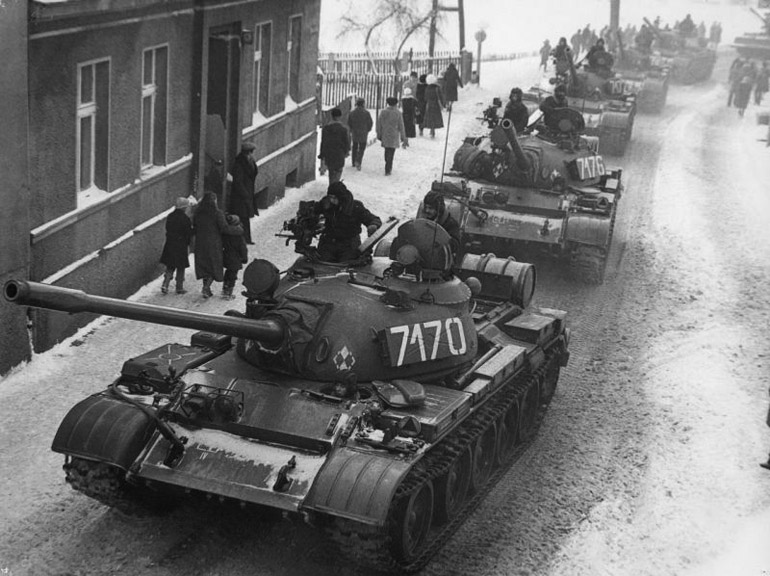 na zdjęciu czołgi na ulicach Warszawy