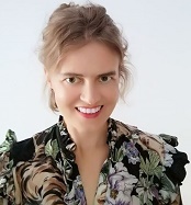 młoda uśmiechnięta kobieta w bluzce w kwiaty