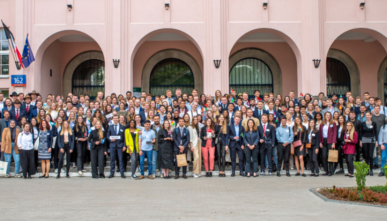 na zdjęciu ponad 200 studentów z uczelni CEMS
