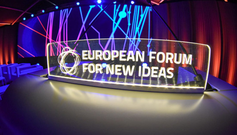 neon układający sie w napis "European Forum for New Ideas"