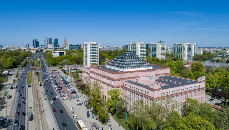 zdjęcie kolorowe. Panorama centrum Warszawy na pierwszym planie różowy budynek SGH.