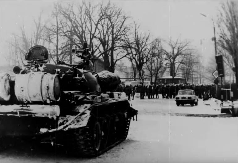 czołg stojący na ulicy w Polsce w zimie 1981