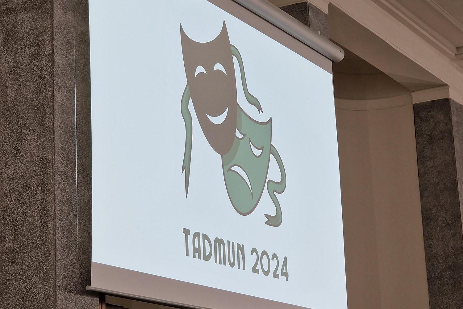 1 slajd prezentacji na którym widać napis TADMUN 2024 wraz z logiem