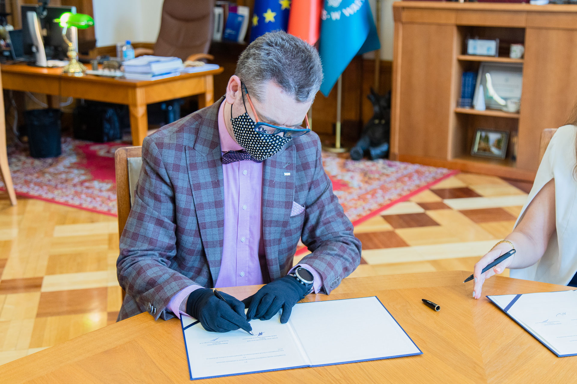 Piotr Wachowiak, rektor SGH podpisuje porozumienie 