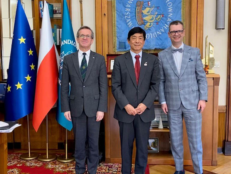 na zdjęciu Akio Miyajima, ambasador Japonii oraz prof. Piotr Wachowiak, rektor SGH oraz prof. Jacek Prokop​, prorektor ds. współpracy z zagranicą w gabinecie rektora