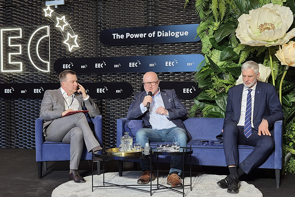 trzech mężczyzna na fotelach