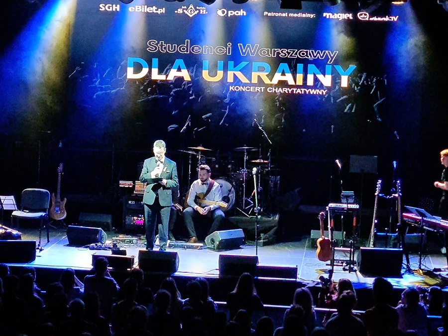 rektor SGH przemawia na scenie Klubu Palladium w Warszawie podczas koncertu charytatywnego dla Ukrainy