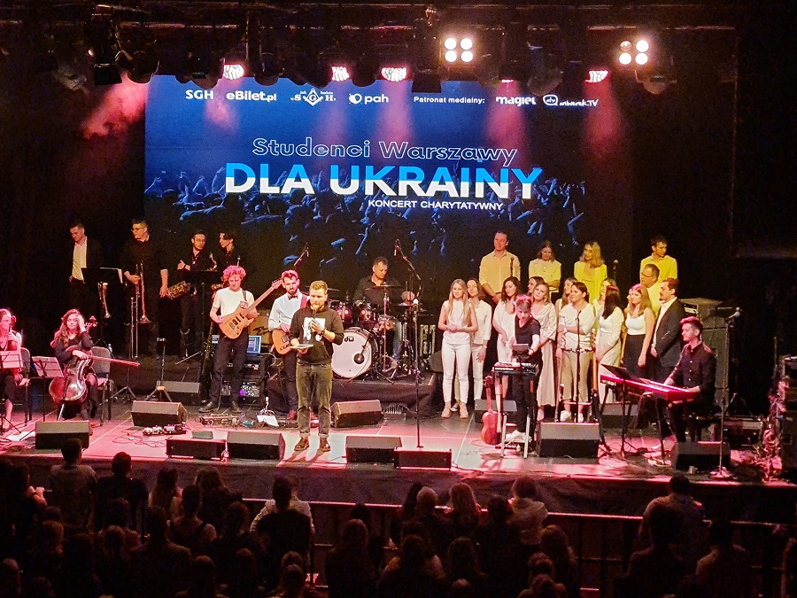 scena Klubu Palladium w Warszawie, na scenie kilkunastu muzyków
