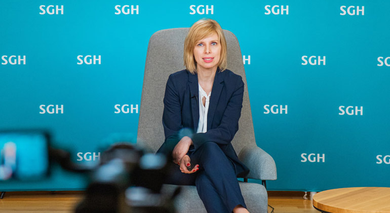 Justyna Kozera, dyrektor Centrum Kariery i Relacji z Absolwentami SGH na zielonym tle z logo SGH
