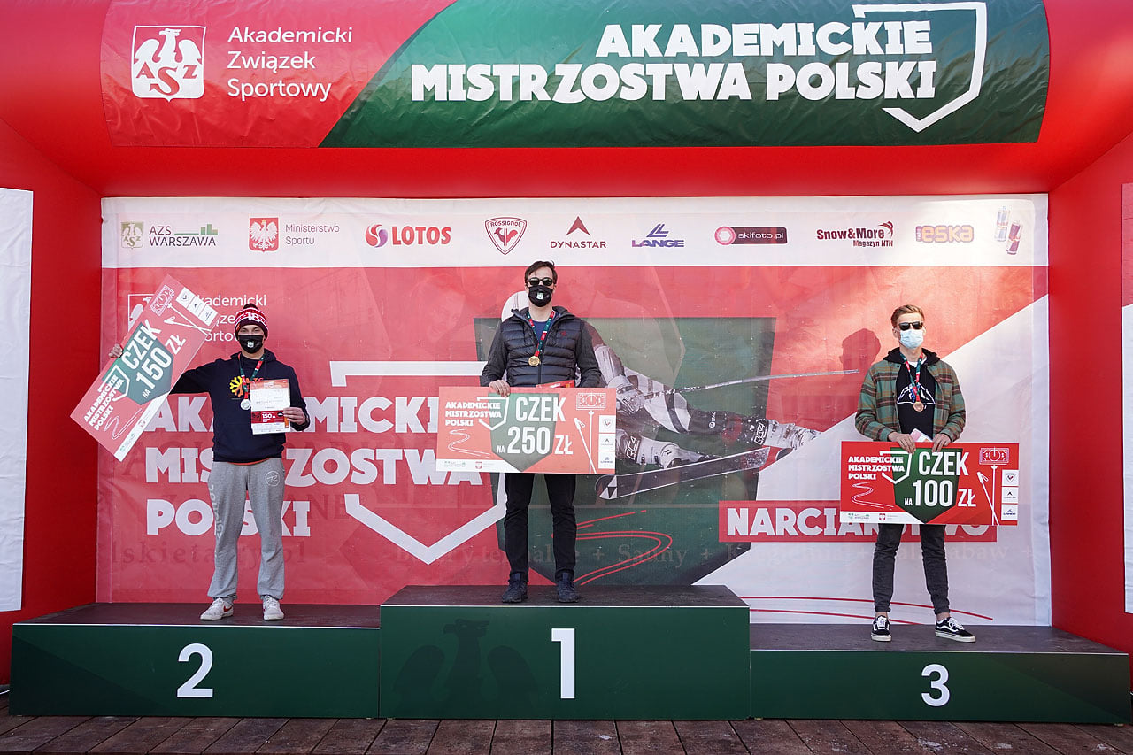 Andrzej Dziedzic i Mateusz Rewerelli, czyli dwaj najlepsi zawodnicy giganta w klasyfikacji USP na podium - kolorowa fotografia