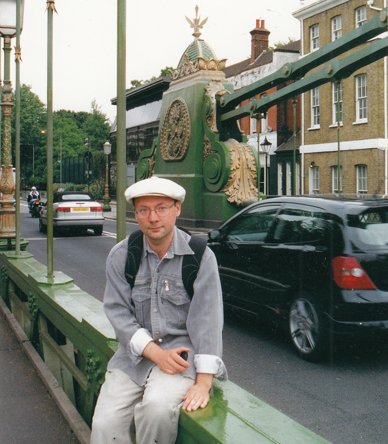Paweł Tanewski (autor) na moście Hammersmith podczas spaceru wzdłuż Tamizy w zachodnim Londynie