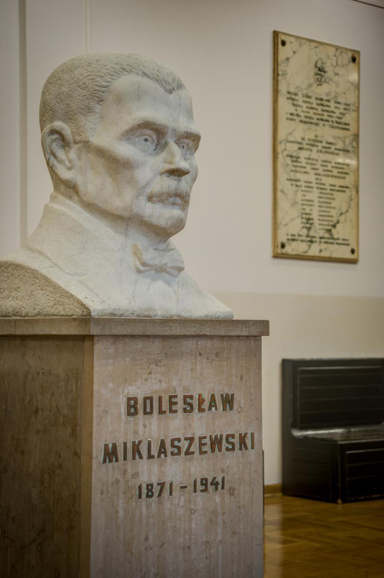 Wędrując po dzisiejszym kampusie SGH, warto zatrzymać się na I piętrze w Budynku A, gdzie znajduje się popiersie Bolesława Miklaszewskiego, ufundowane przez absolwentów SGPiS w 1971 r. z okazji jego 100. rocznicy urodzin 
