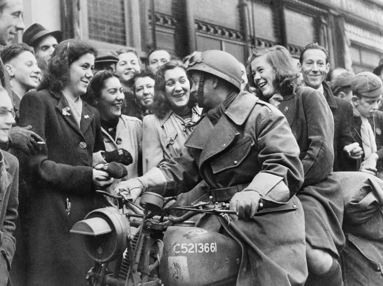 Żołnierz 1. Dywizji Pancernej witany owacyjnie w Bredzie w 1944 r. po wyzwoleniu