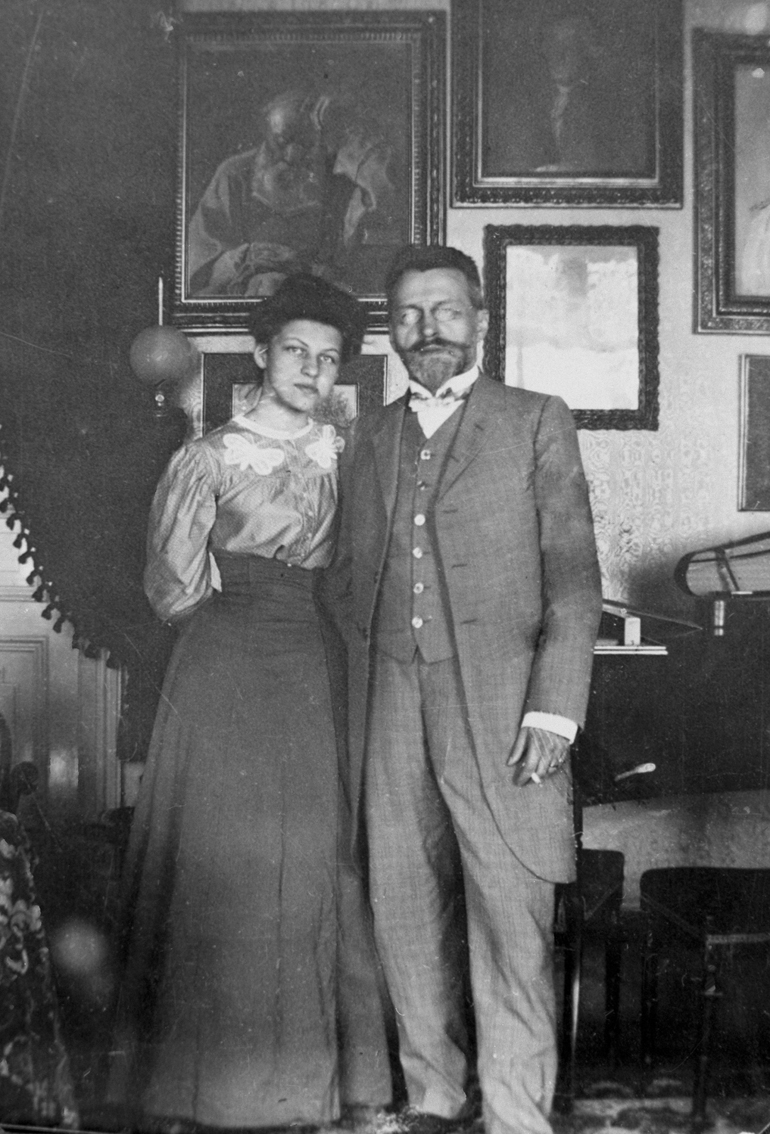 Założyciel uczelni – August Zieliński z córką Haliną (1890–1915), poetką.