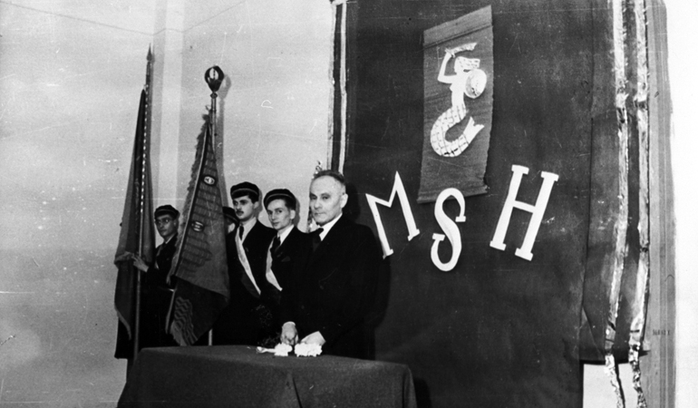 Profesor Edward Lipiński inaugurujący rok akademicki w konspiracyjnej SGH (pod szyldem Miejskiej Szkoły Handlowej) podczas okupacji hitlerowskiej