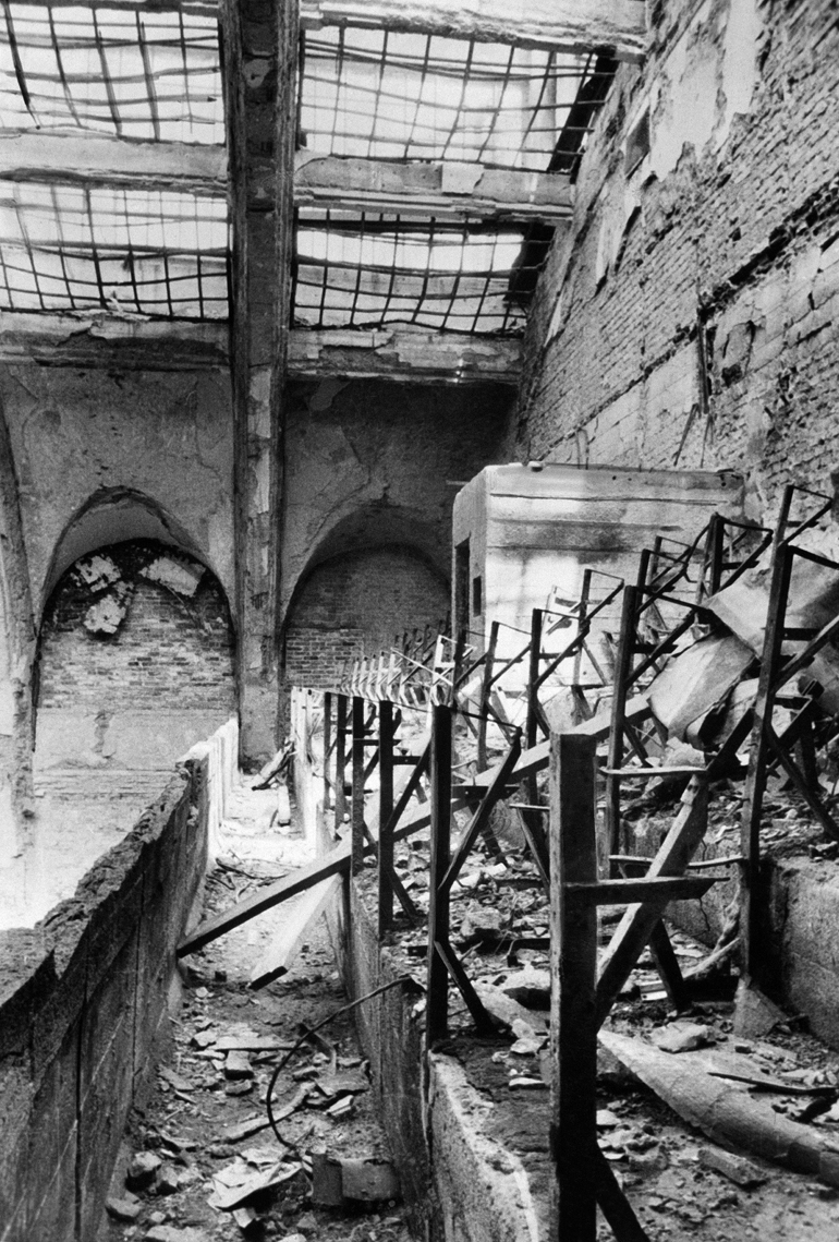 Pawilon Zakładów Doświadczalnych (Budynek A) – Aula A zniszczona po Powstaniu Warszawskim