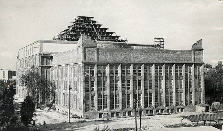 Budowa Gmachu Głównego przy al. Niepodleglości, 1954 r.