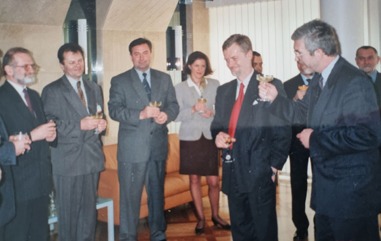 Toast za powodzenie i dobry finał negocjacji. Fotografia zrobiona zaraz po rozpoczęciu rokowań 31 marca 1998 r.
