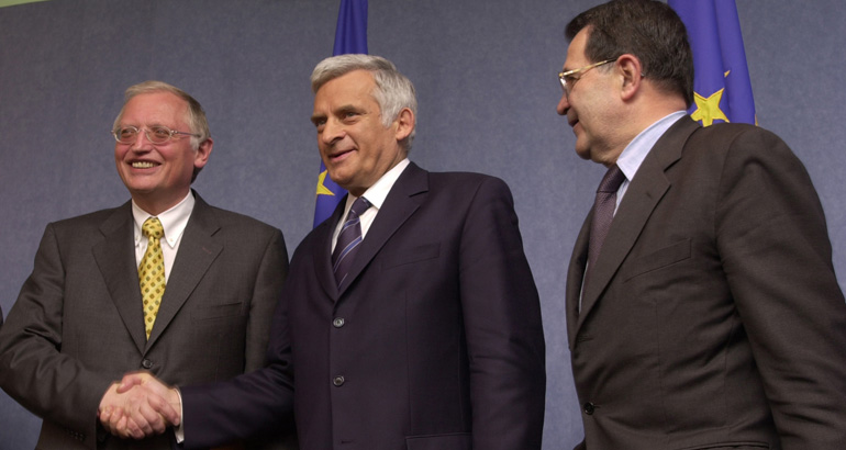 Jerzy Buzek, Polish Prime Minister, met Romano Prodi, President of the EC, and Günter Verheugen, Member of the EC in charge of Enlargement. The discussions served mainly to summarise Poland’s accession process (2001)