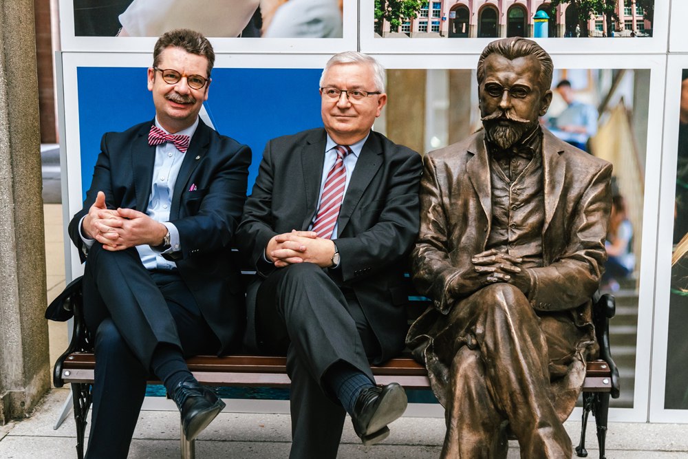 Na zdjęciu Rektor SGH, prof. Piotr Wachowiak i prof. Roman Sobiecki, prorektor ds. rozwoju, na ławeczce Augusta Zielińskiego