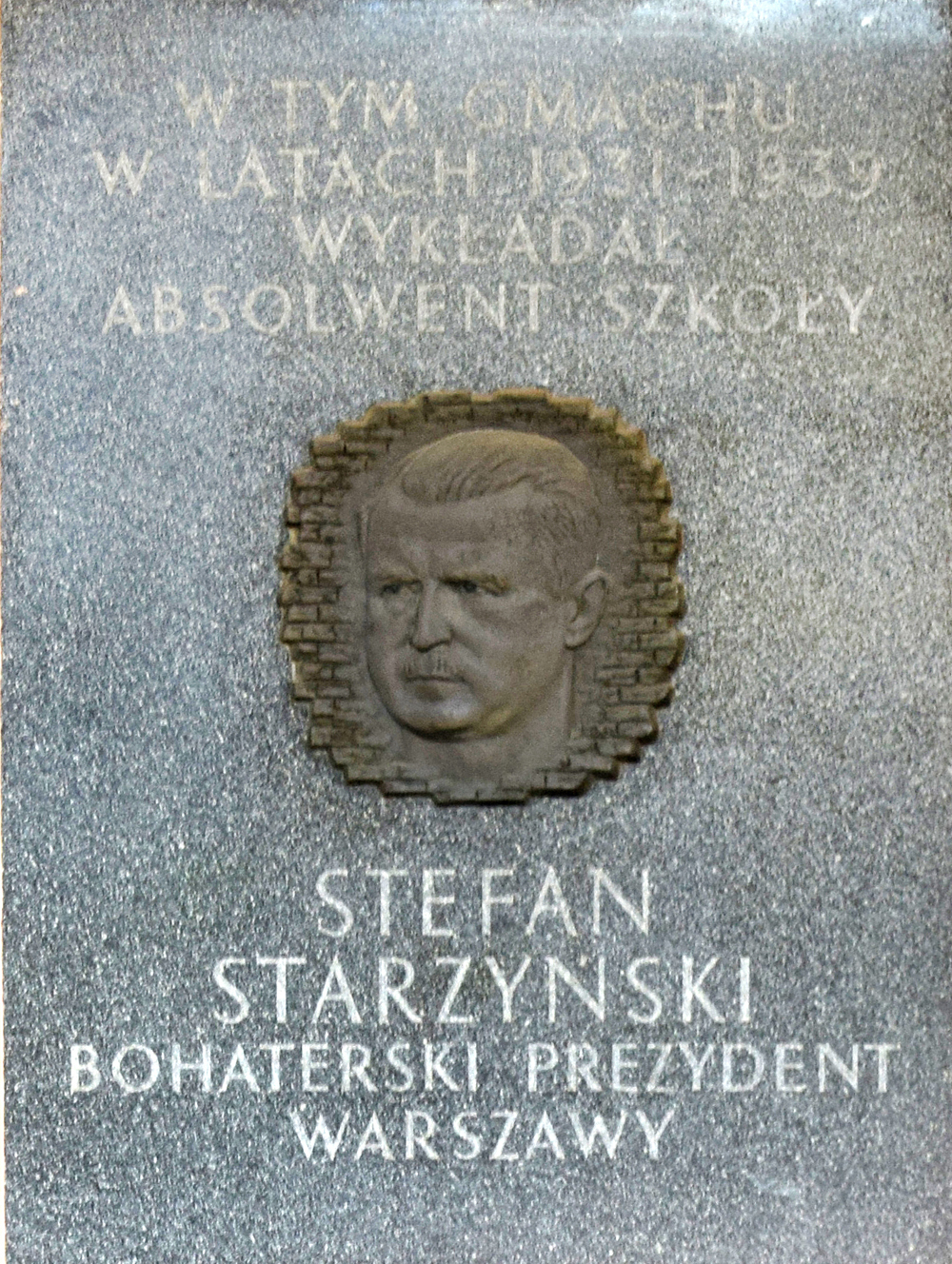     Tablica poświęcona Stefanowi Starzyńskiemu umieszczona na budynku A od ulicy Rakowieckiej.