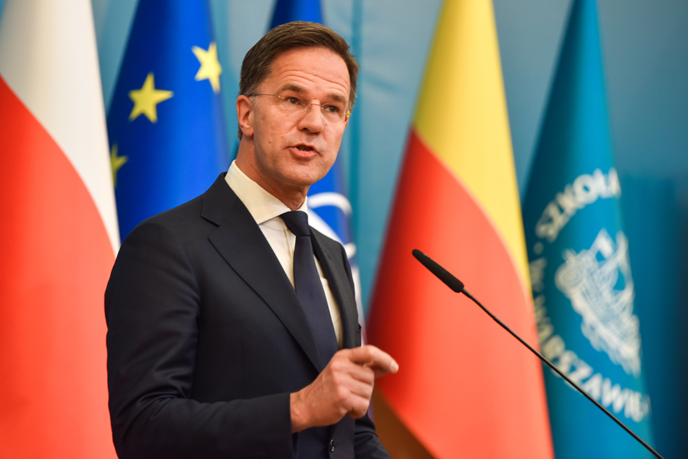 Mark Rutte na tle flag