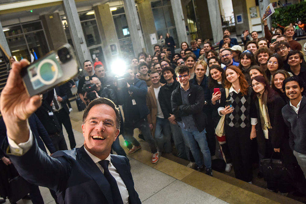 Mark Rutte robiący sefie ze studentami