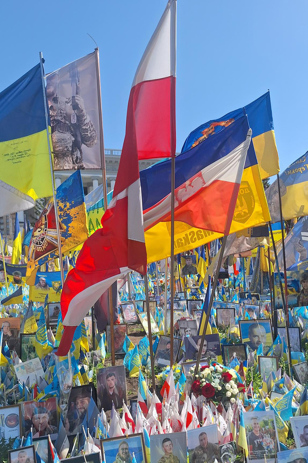 Wśród tysięcy flag na Majdanie w Kijowie są i flagi polskie. Rektor i kanclerz złożyli tu kwiaty
