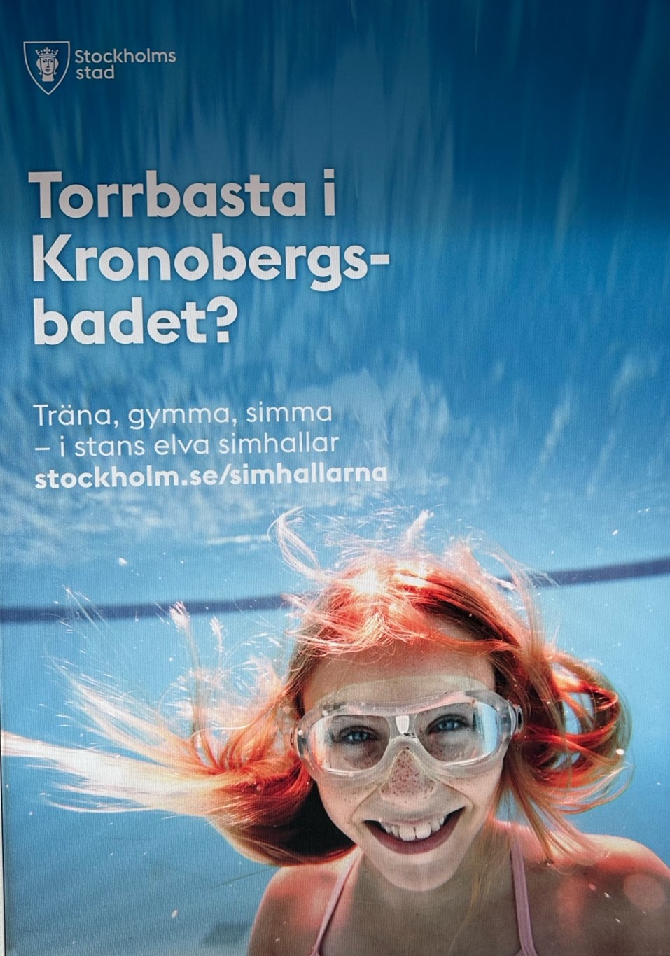 Plakat w Erikdalsbadet w Sztokholmie zachęca do korzystania z miejskich pływalni, siłowni i zajęć sportowych - na plakacie Pipi