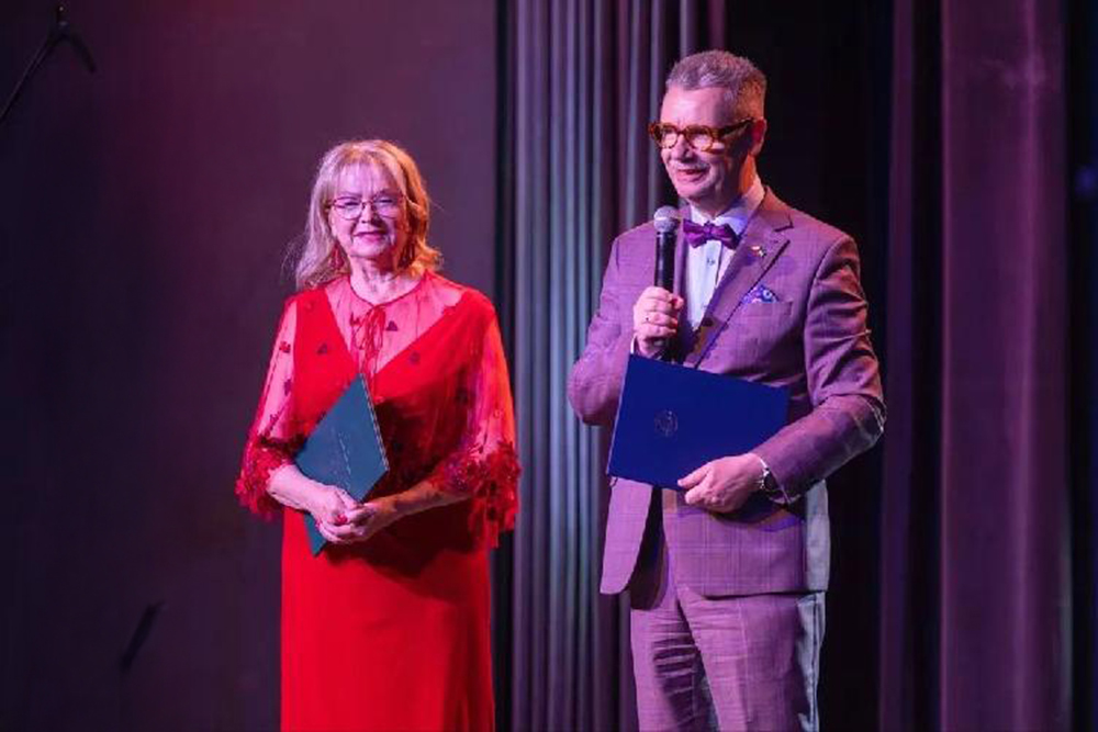 Anna Markowska i rektor Piotr Wachowiak