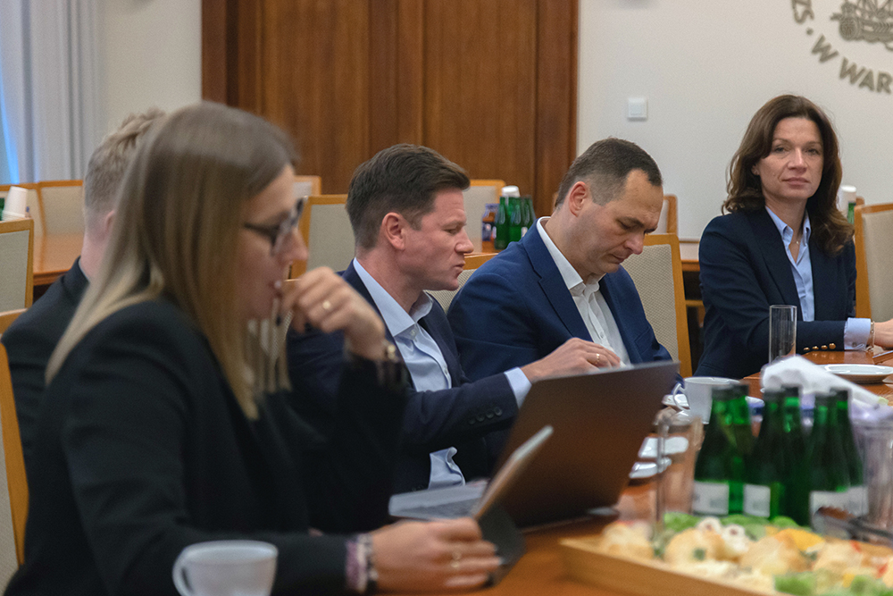 kilka osób siedzących przy stole