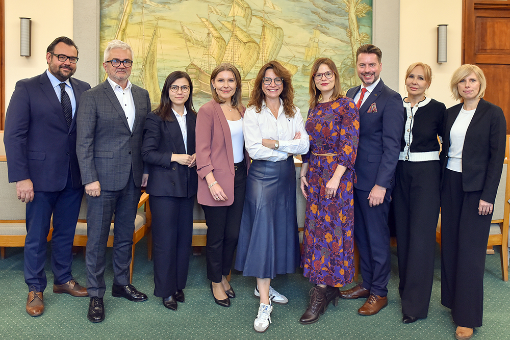 kilka osób pozujących do zdjęcia