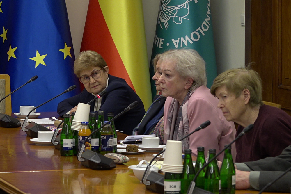 4 kobiety siedzące przy stole konferencyjnym