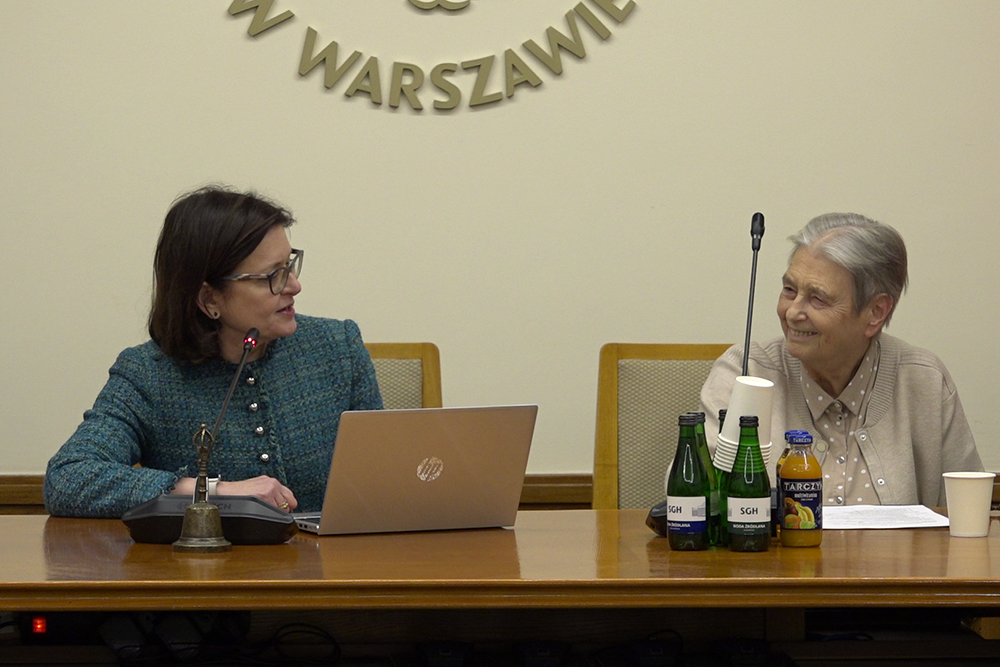 dwie kobiety rozmawiające przy stole