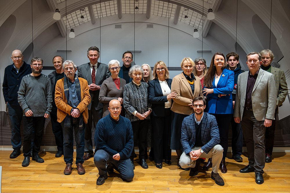 Na zdjęciu kilkanaście osób pozujących do zdjęcia 