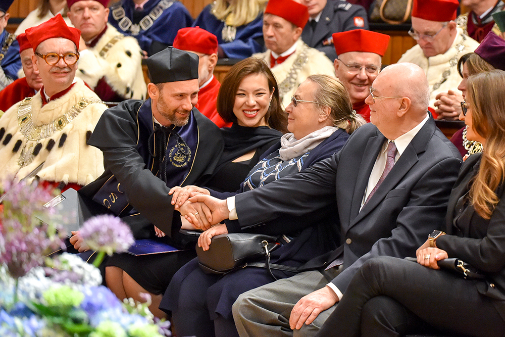 rodzina Sławosza na tle innych osób uczestniczących w wydarzeniu