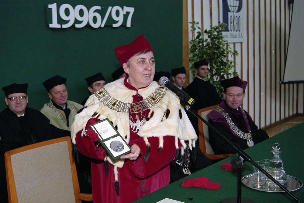 rektor na tle senatu