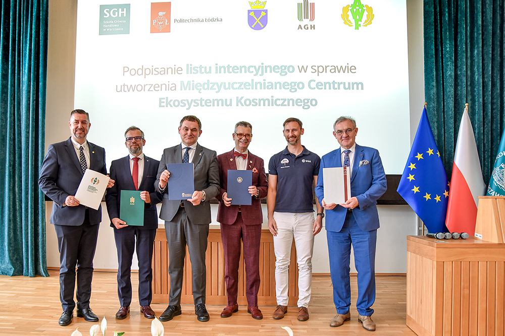 List intencyjny podpisali od lewej: rektor AWF Warszawa prof. dr hab. Bartosz Molik; prorektor ds. kształcenia AGH prof. dr hab. inż. Krzysztof Mendrok; rektor UJ prof. dr hab. Piotr Jedynak; rektor SGH dr hab. Piotr Wachowiak, prof. SGH; rektor PŁ prof. dr hab. inż. Krzysztof Jóźwik 
