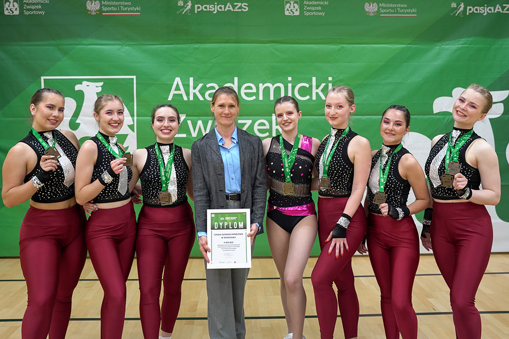 zawodniczki pozują do zdjęcia 