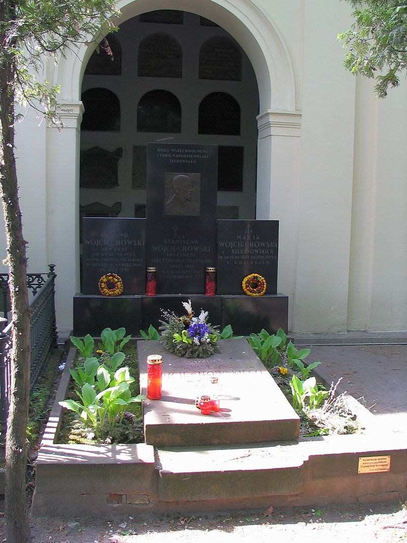 grób rodzinny rodziny WOjciechowskich na Powązkach.