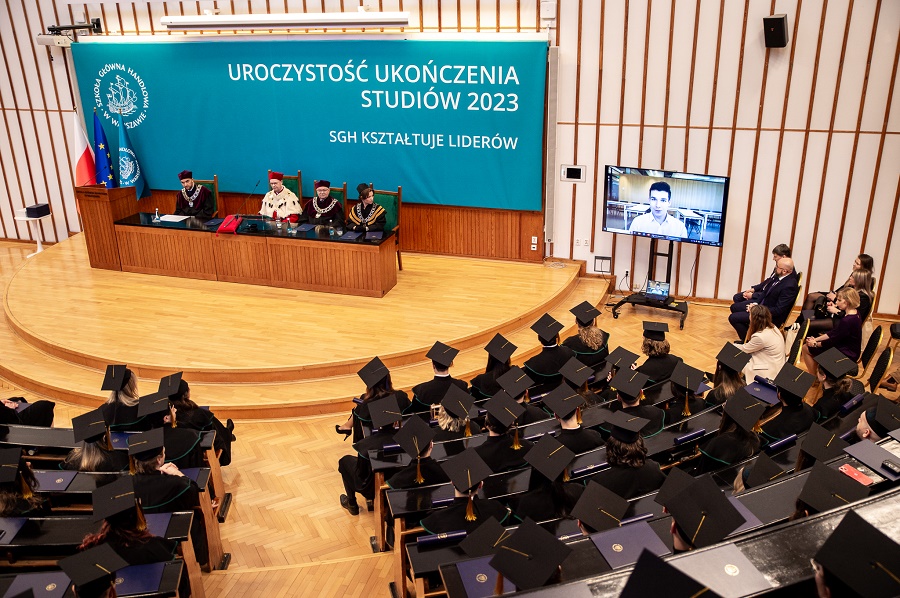 aula pełna absolwentów; na ekranie laureat nagrody Dziekana Studium Magisterskiego