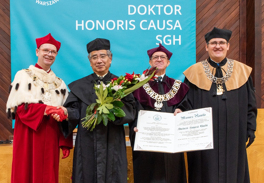 czterech mężczyzn w togach podczas uroczystości wręczenia dyplomu dhc; trzech mężczyzn w togach rektorskich