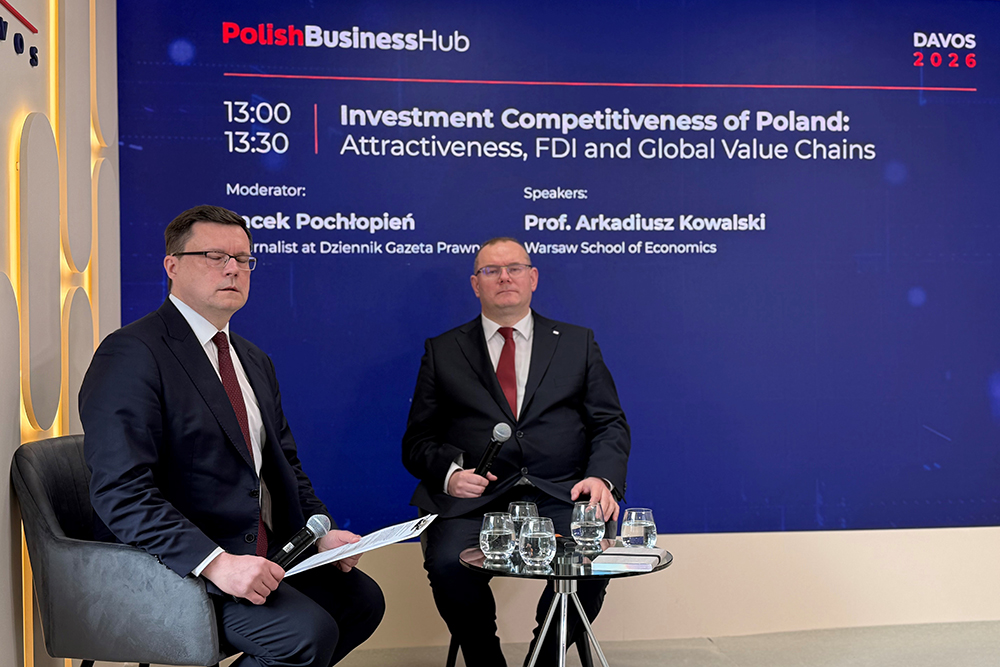 dwóch mężczyzn w trakcie rozmowy