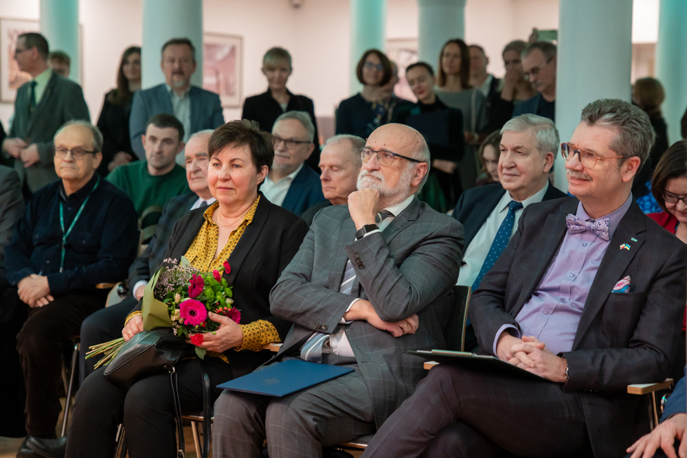 na zdjęciu Żona jubilata Anna Morawska, dziekan KES prof. Piotr Błędowski, rektor SGH Piotr Wachowiak, z tyłu grupa ludzi. Fot. Paweł Gołębiowski, SGH