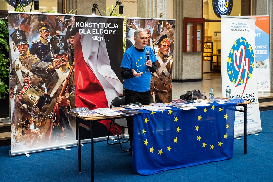 mężczyzna w t-shircie z flagą UE