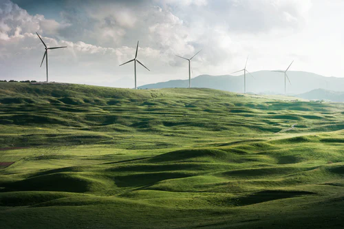 farma wiatraków na zielonych wzgórzach