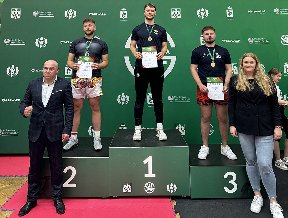 Filip Filippidis na podium - Obok srebrny i brązowy medalista oraz organizatorzy kobieta i mężczyzna